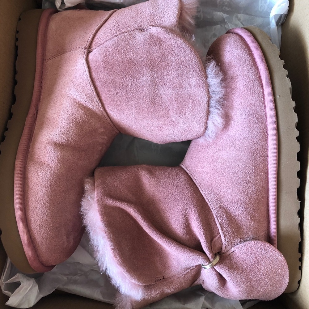 Brand new 100 authentic pink Ugg’s size 6